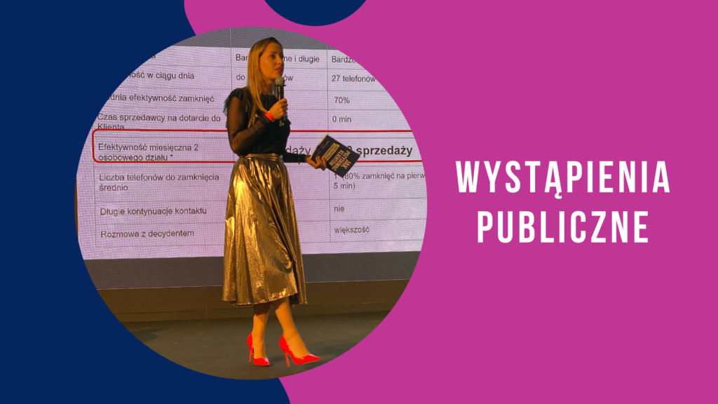 Basia Piasek występująca na konferencji dotyczącej sprzedaży. Trzymająca w ręku książkę Jak pozyskiwać klientów której jest autorką.